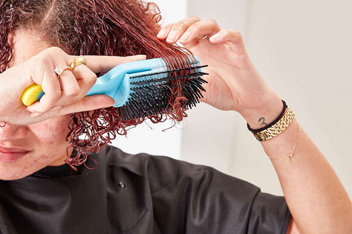 چگونه موهای فر را شانه کنیم؟ 2 شانه کردن موی فر