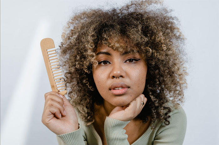 چگونه موهای فر را شانه کنیم؟ 4 بهترین زمان شانه کردن موهای فر